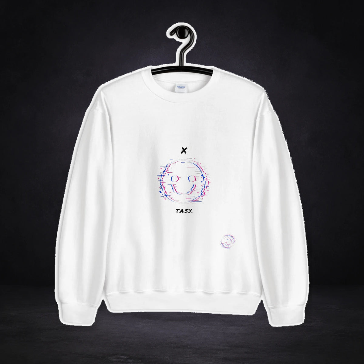 Xtasy Graphic Sweater von NiZED, Vorderansicht mit Designprint vor dunklem Betonhintergrund