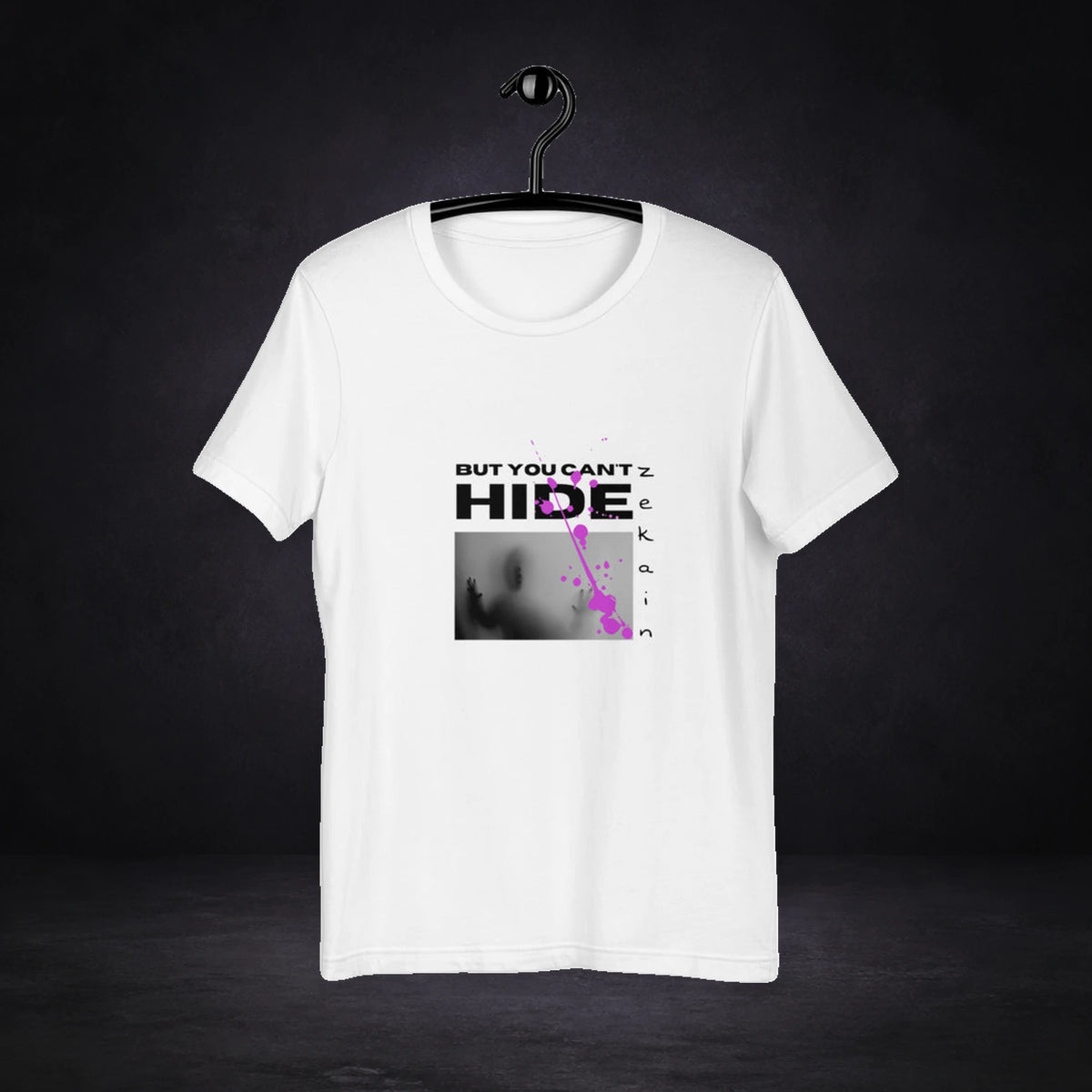 Hide Graphic T-Shirt von NiZED, Vorderansicht mit Designprint vor dunklem Betonhintergrund
