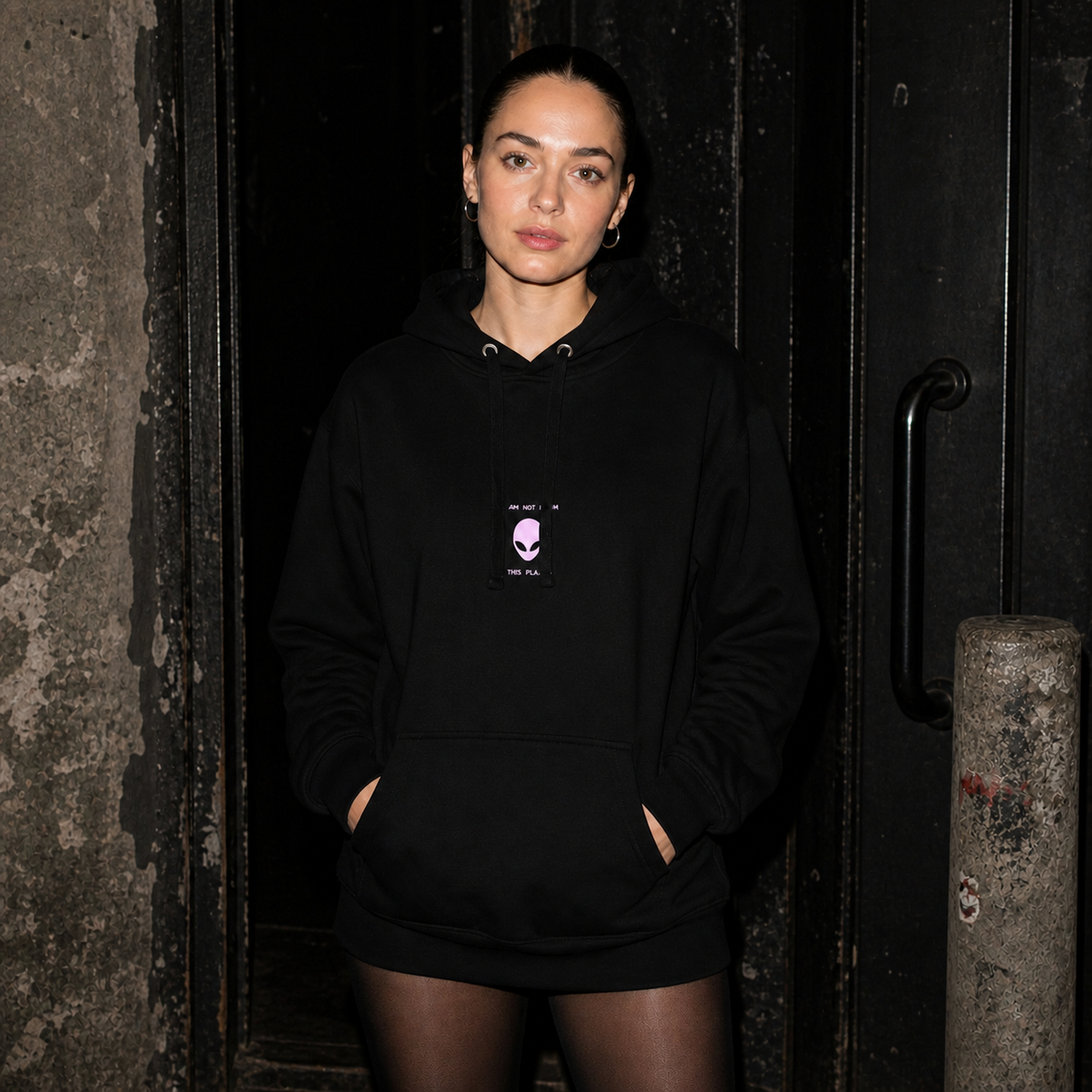 Not From Earth Hoodie mit kleinem Alien-Frontprint an Frau – KI-generierte Darstellung