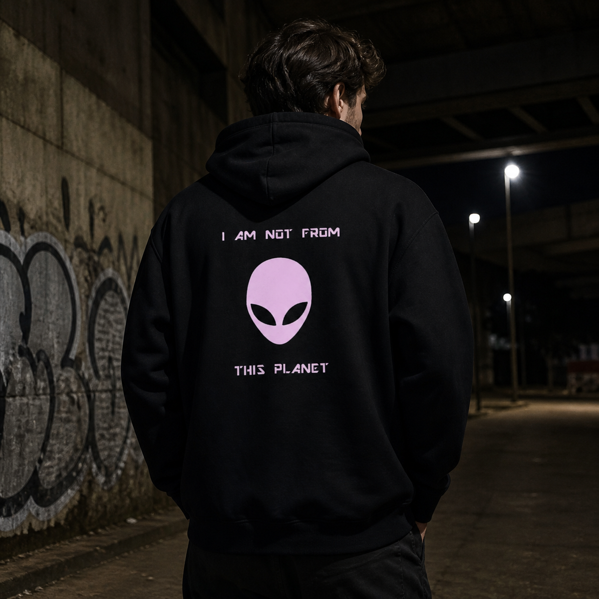 Not From Earth Hoodie mit Alien-Rückenprint an Mann – KI-generierte Darstellung