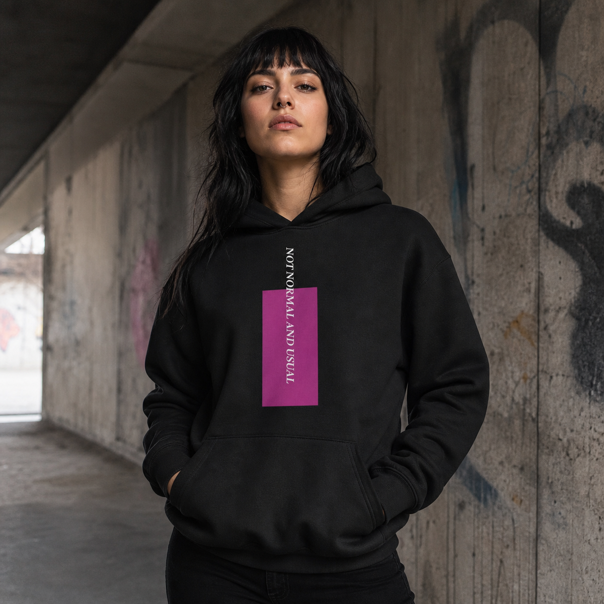 Not Normal Hoodie mit vertikalem Statement-Frontprint an Frau – KI-generierte Darstellung