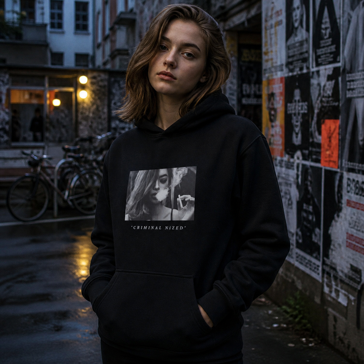 Numb Graphic Hoodie am weiblichen Model mit Frontprint in einem Berliner Poster-Hof – KI-generierte Darstellung