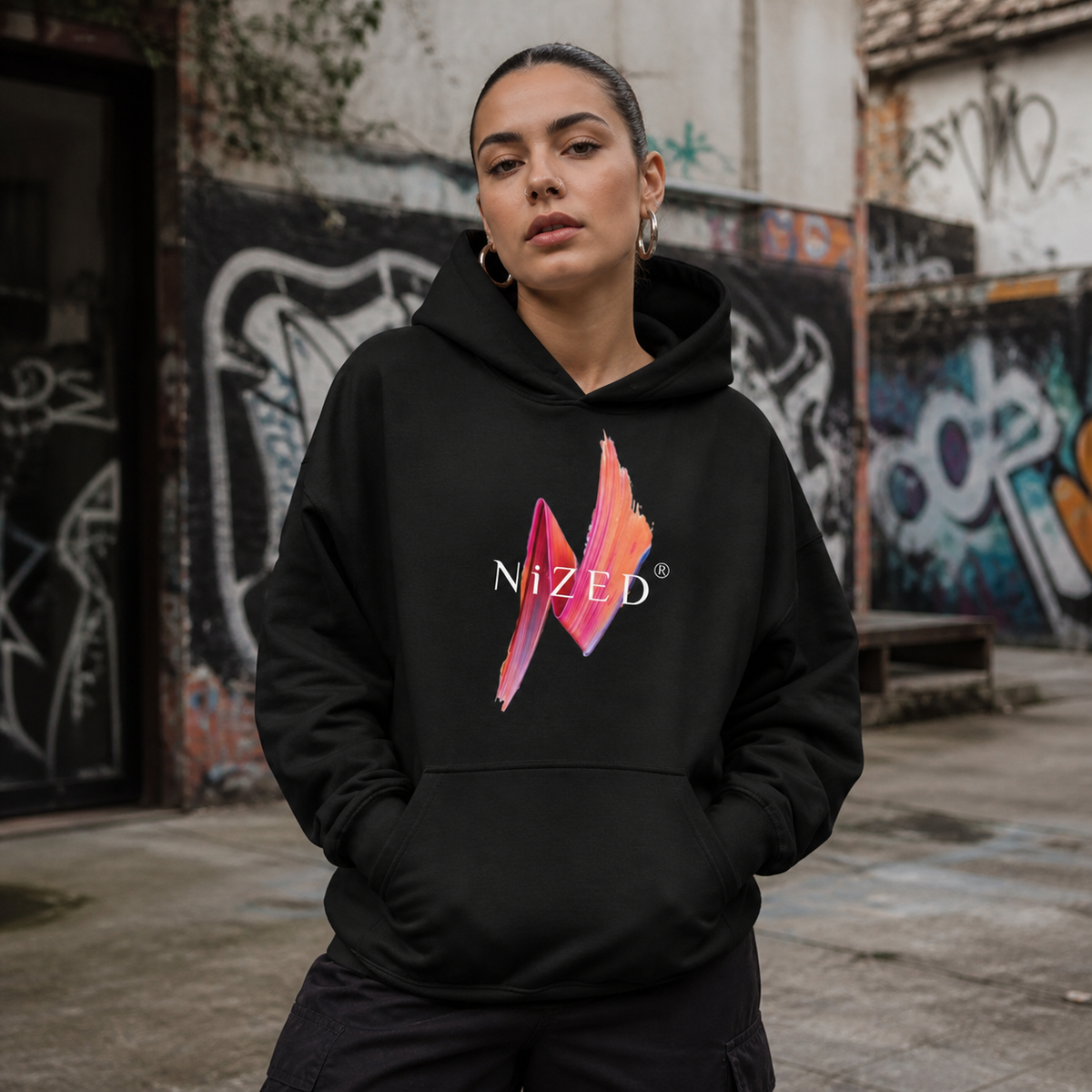 Nzd Graphic Hoodie mit farbigem NiZED Frontprint an Frau – KI-generierte Darstellung