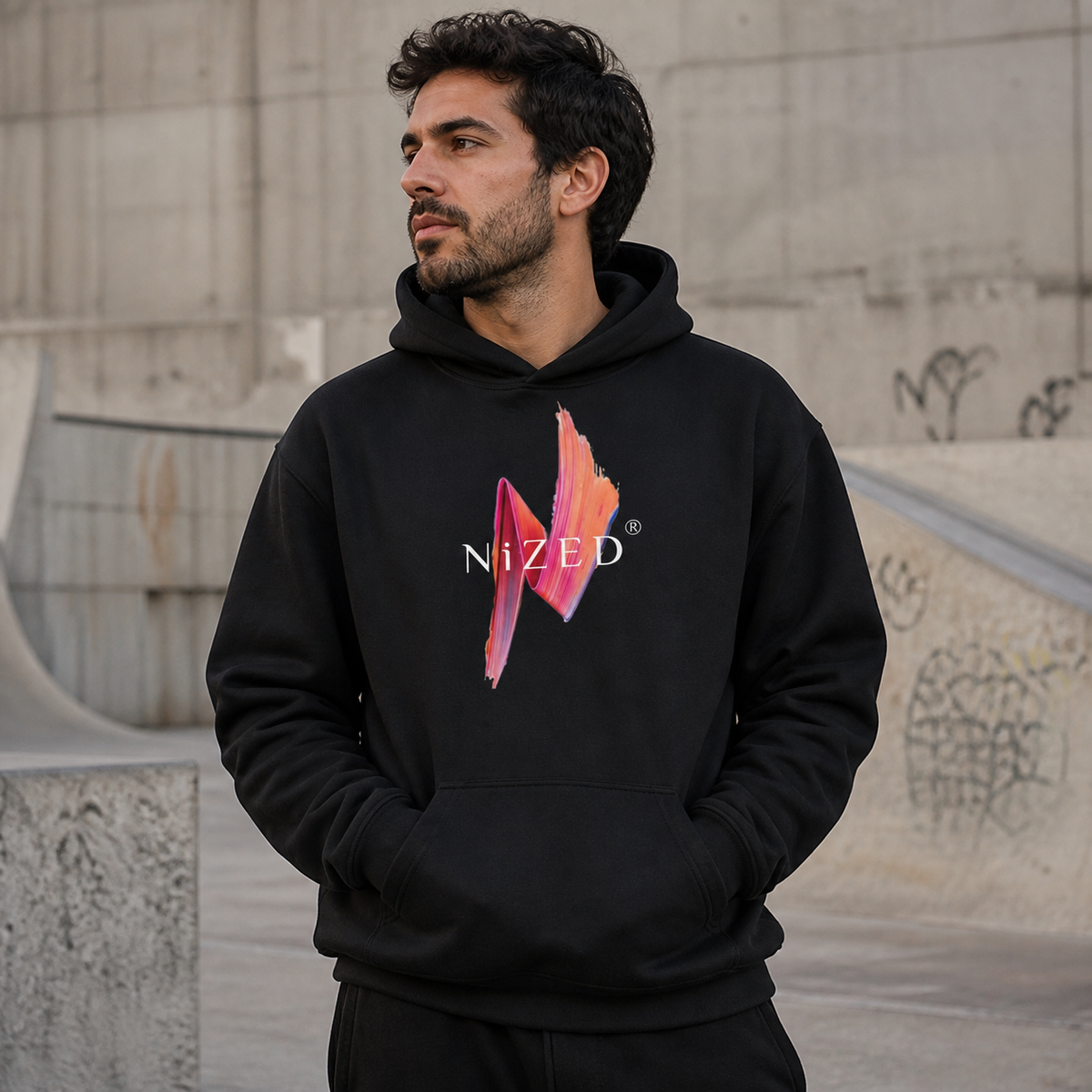 Nzd Graphic Hoodie mit farbigem NiZED Frontprint an Mann – KI-generierte Darstellung