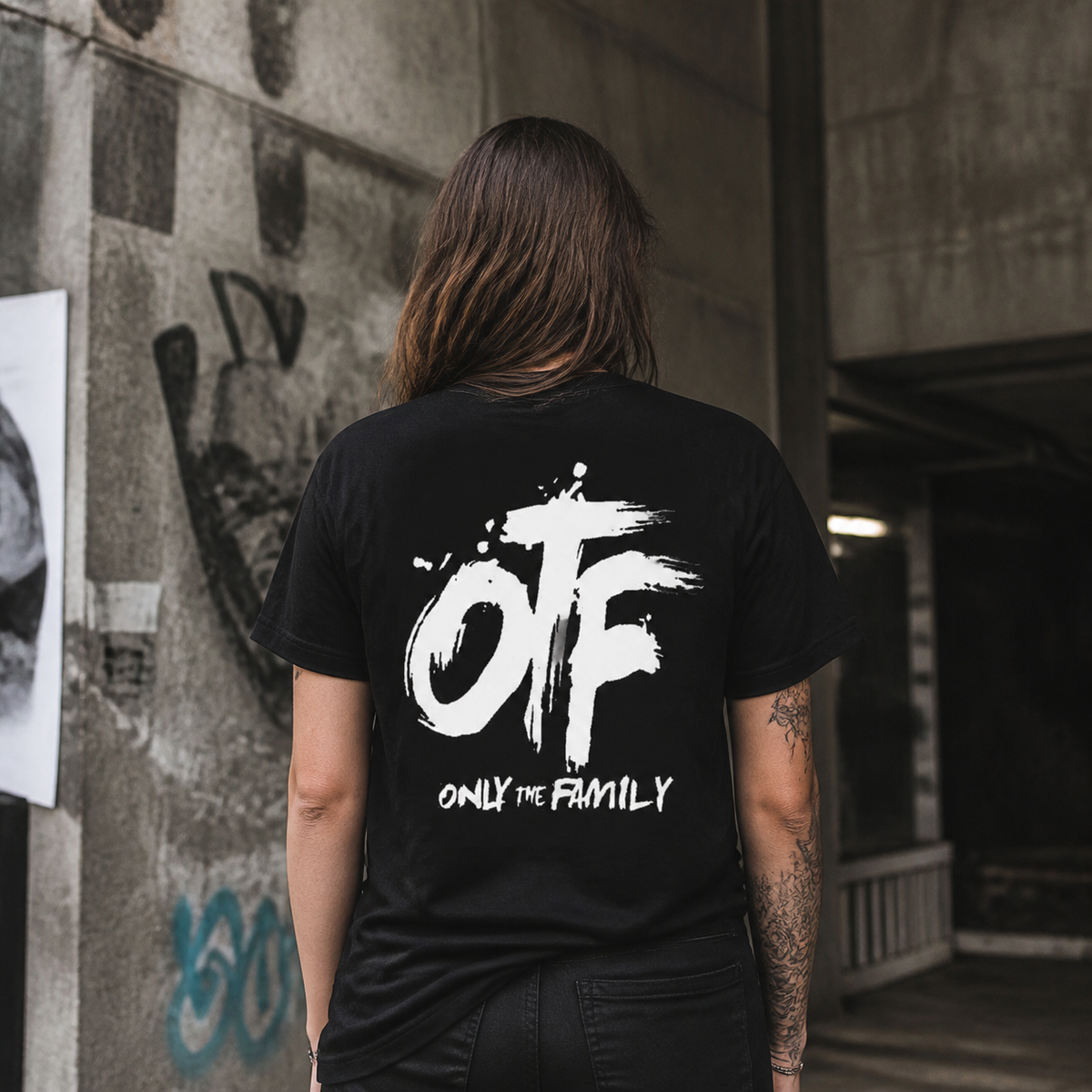 Only Family Tshirt NiZED weibliches Model – KI-generierte Darstellung