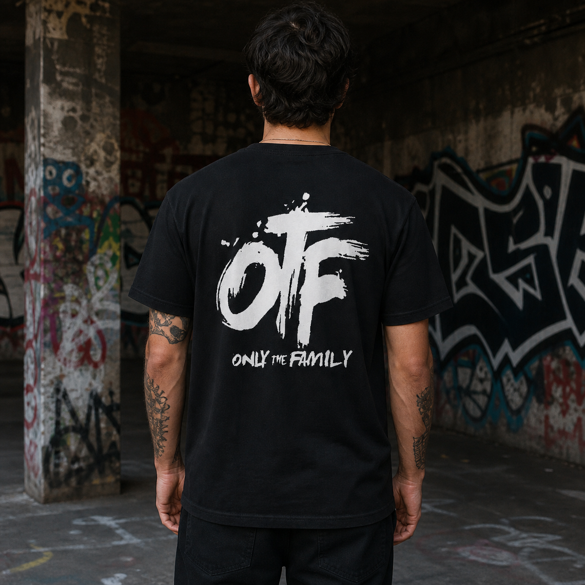 Only Family Tshirt NiZED männliches Model – KI-generierte Darstellung