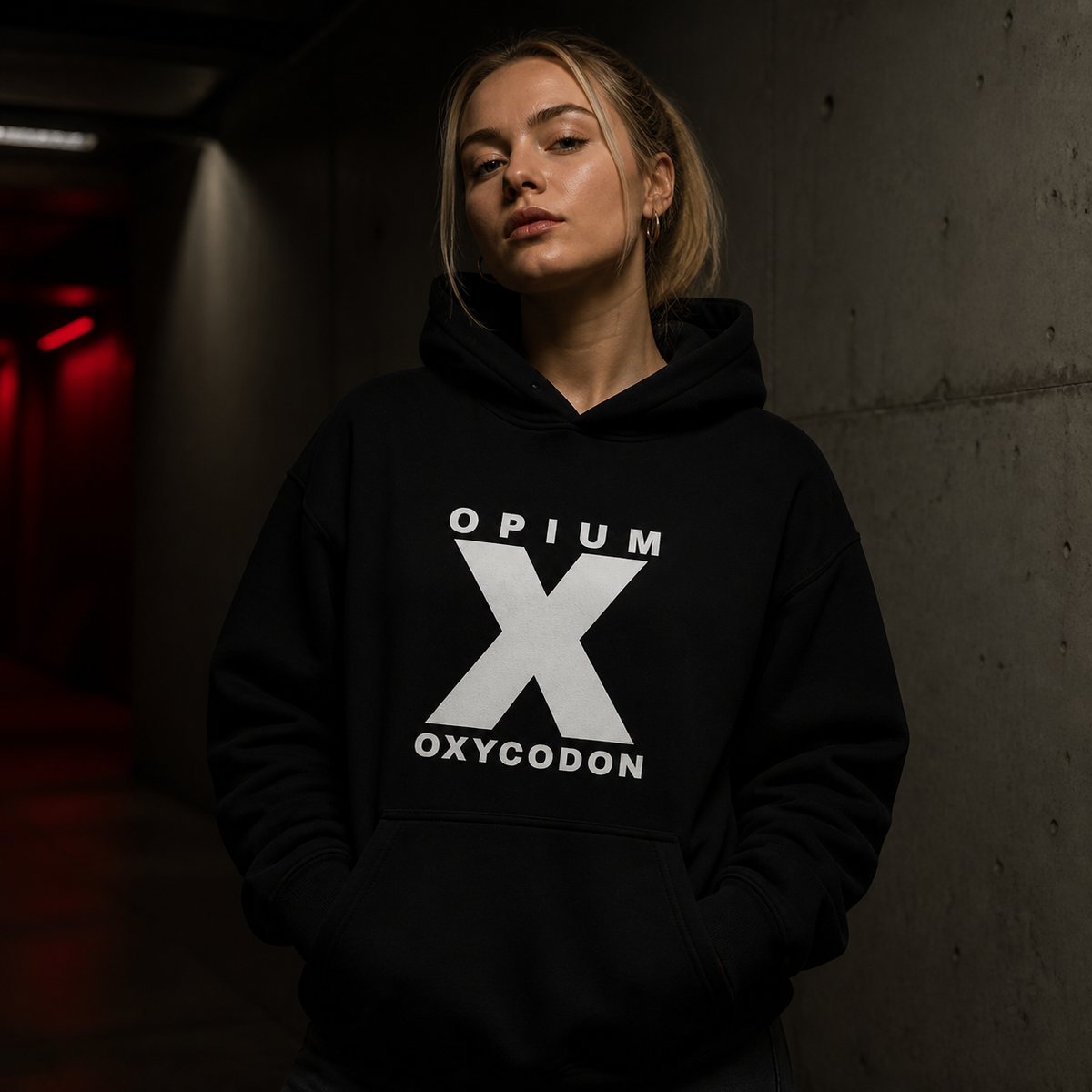 Opium Bliss Highcodon Hoodie mit weißem Statement-Frontprint an Frau – KI-generierte Darstellung