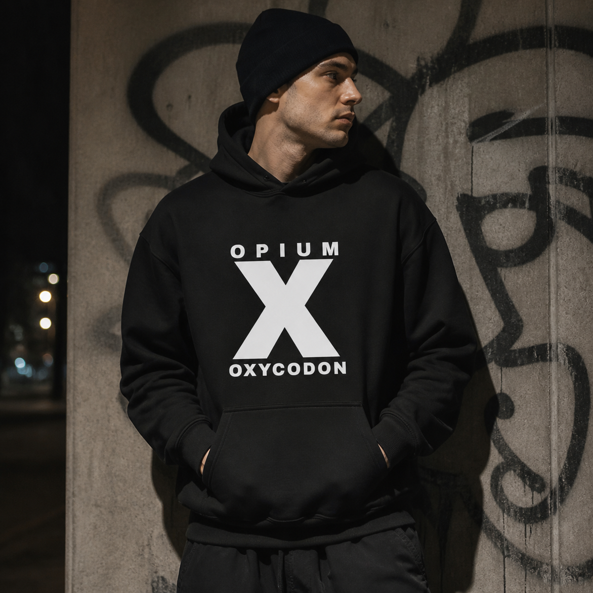 Opium Bliss Highcodon Hoodie mit weißem Statement-Frontprint an Mann – KI-generierte Darstellung