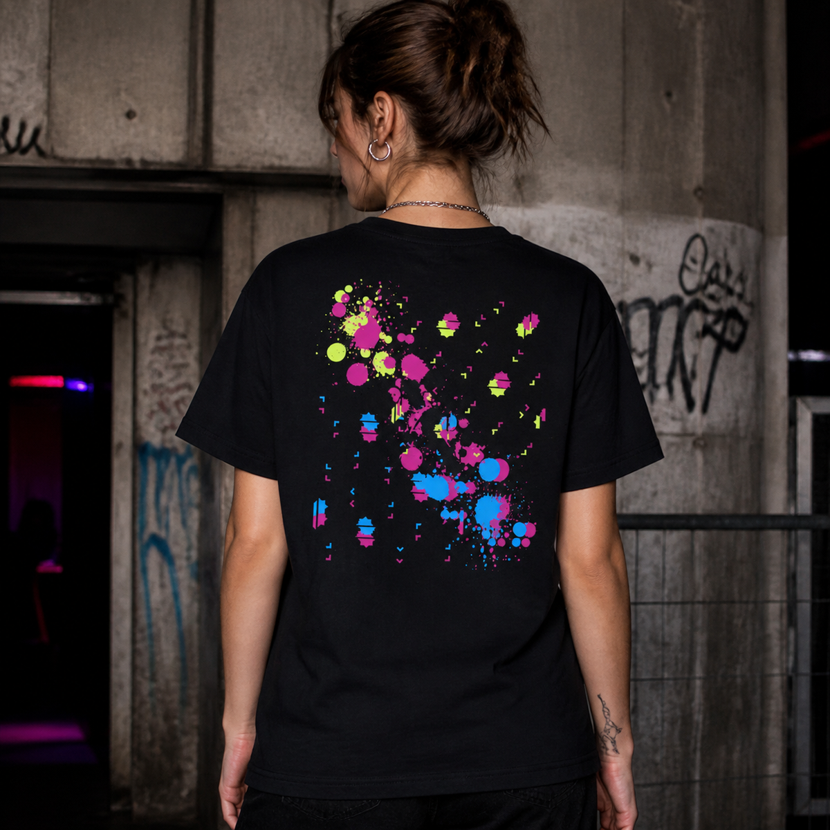 Optics Graphic T-Shirt Design 2 NiZED weibliches Model – KI-generierte Darstellung