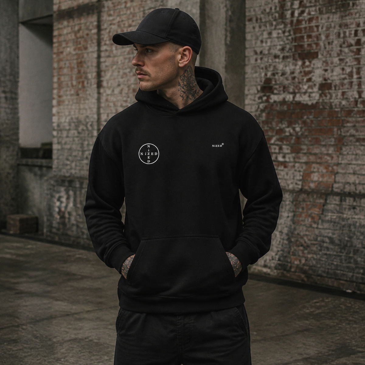 Origin Graphic Hoodie mit kleinen NiZED Brustprints an Mann – KI-generierte Darstellung