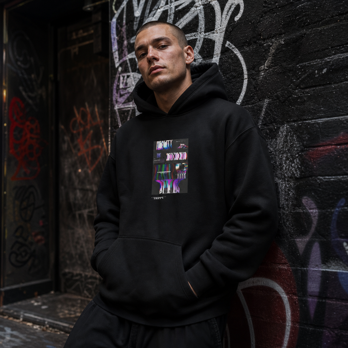 Outta This Hoodie Herren Fit Check mit integriertem Glitch Frontprint in Berliner Graffiti Kulisse – KI-generierte Darstellung