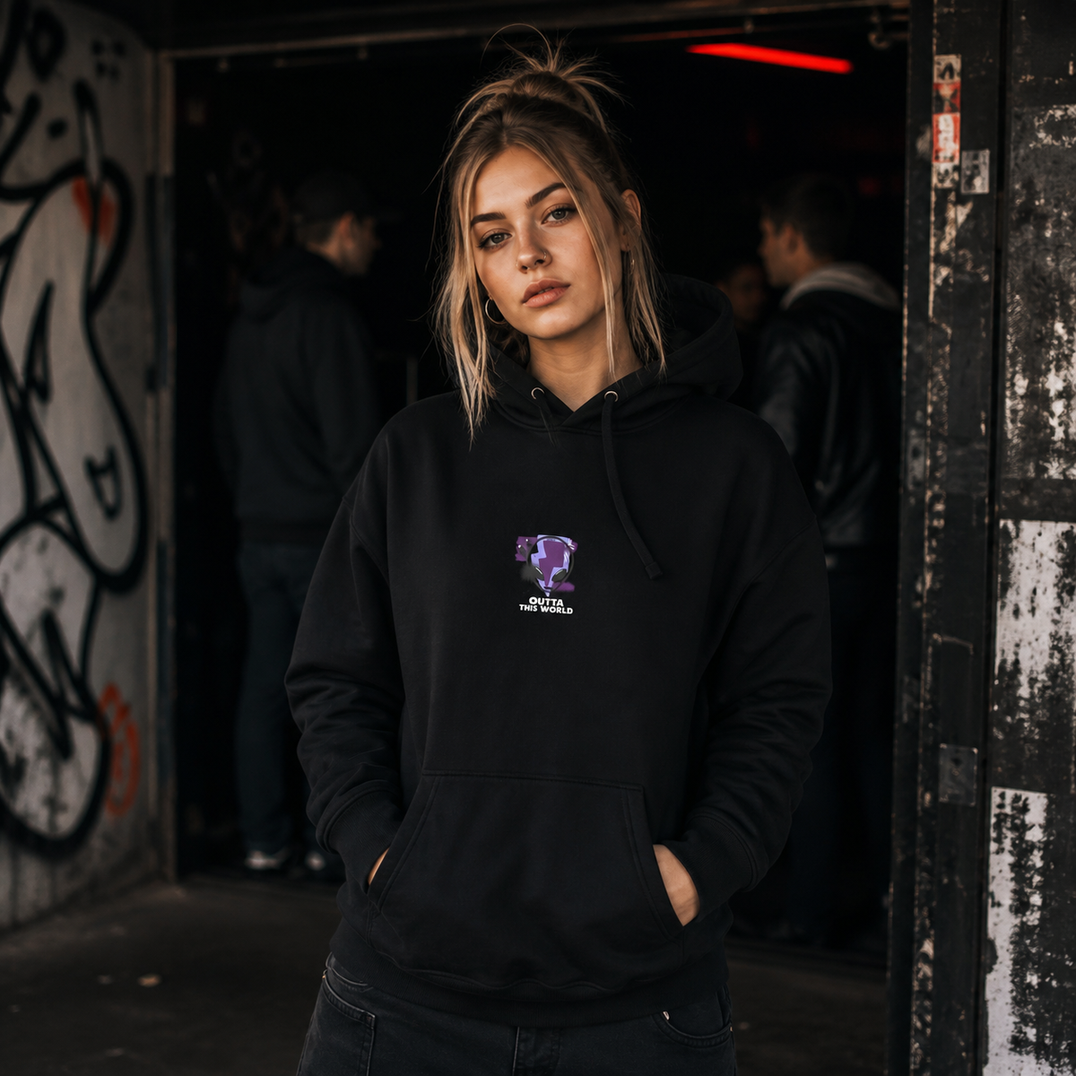 Outta This World Hoodie Damen Fit Check mit kleinem Alien Frontprint in Berlin – KI-generierte Darstellung