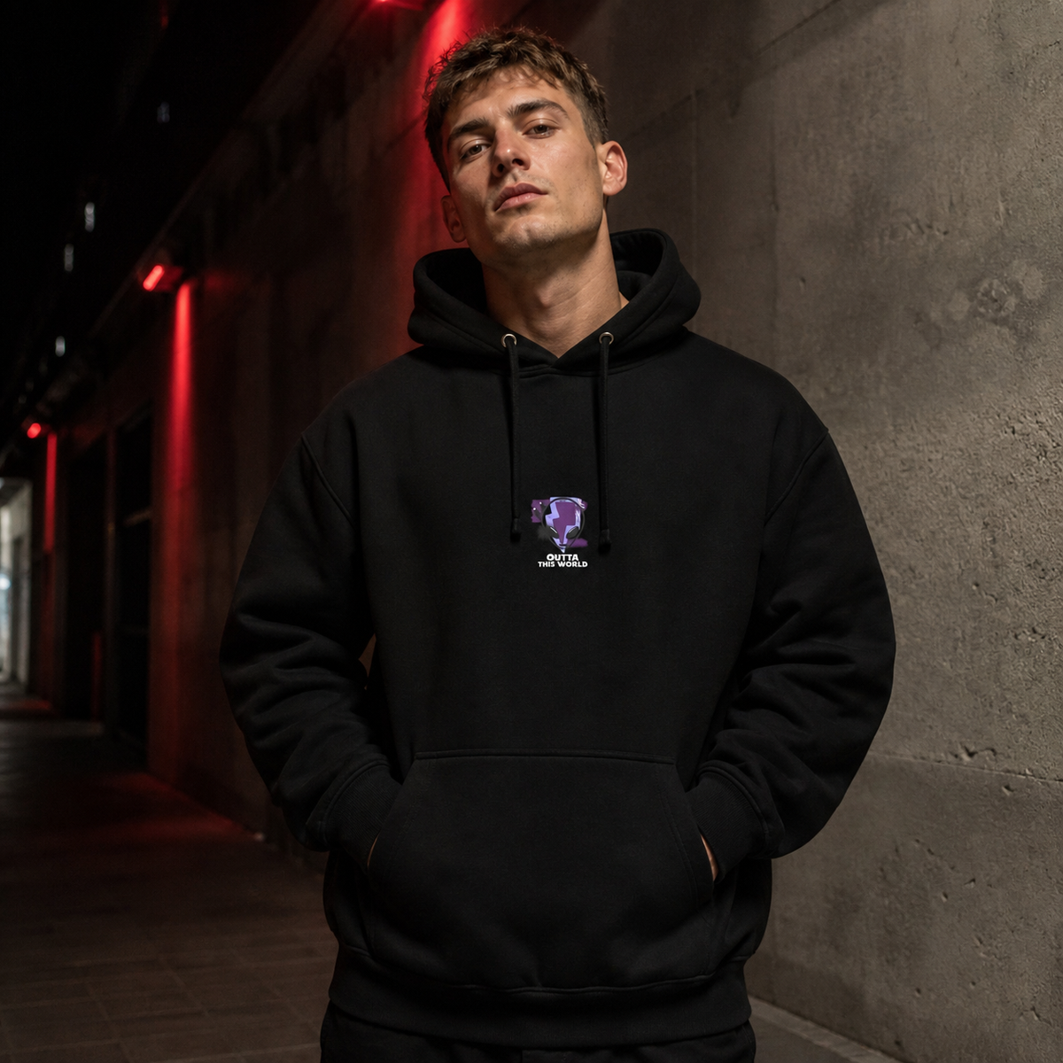 Outta This World Hoodie Herren Fit Check mit kleinem Alien Brustprint bei Nacht – KI-generierte Darstellung