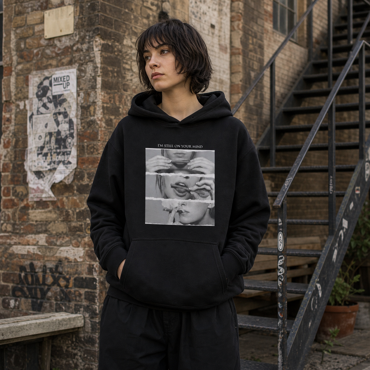 Paff Paff Pass Hoodie am weiblichen Model mit Frontprint im Berliner Hinterhof – KI-generierte Darstellung
