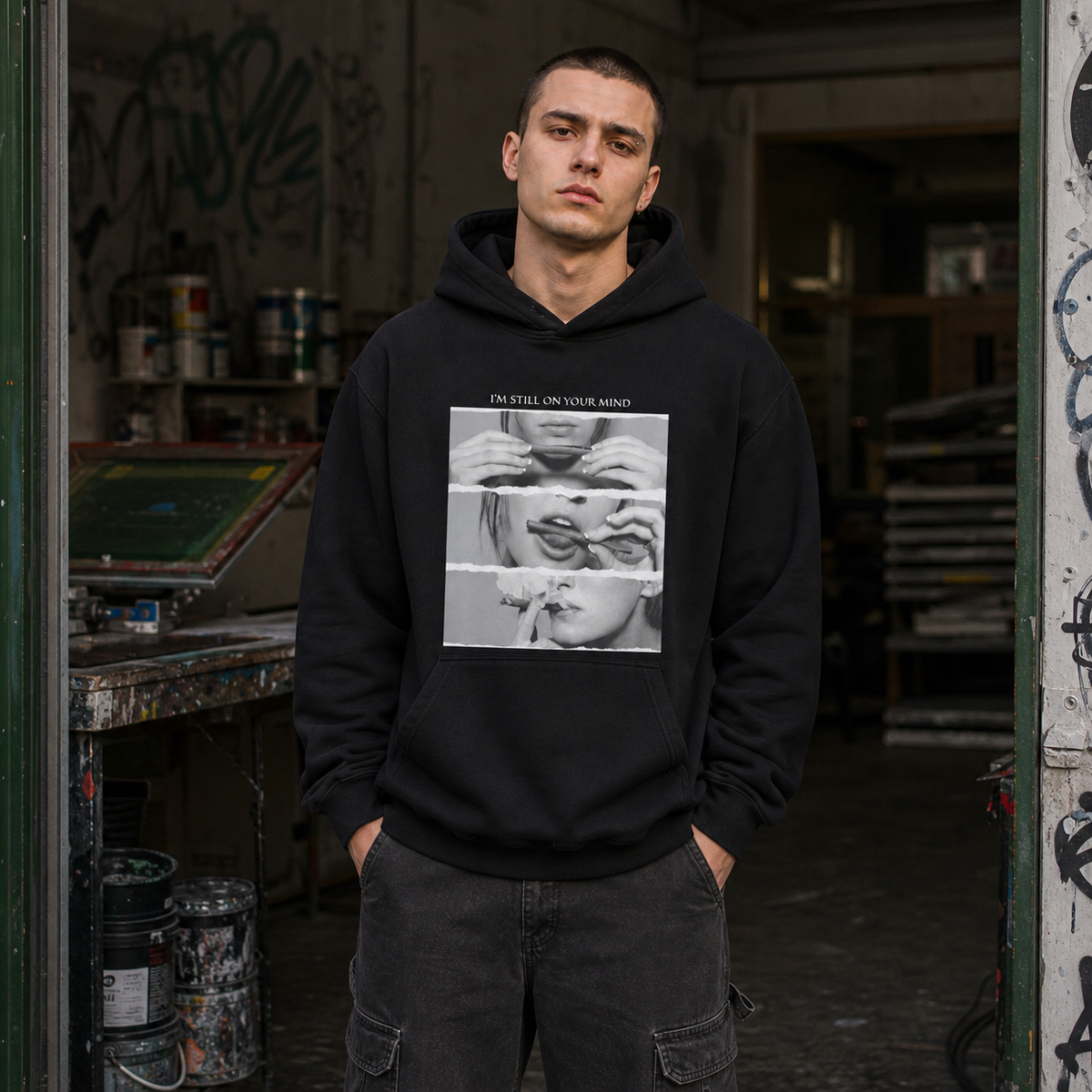 Paff Paff Pass Hoodie am männlichen Model mit Frontprint vor Berliner Siebdruckwerkstatt – KI-generierte Darstellung