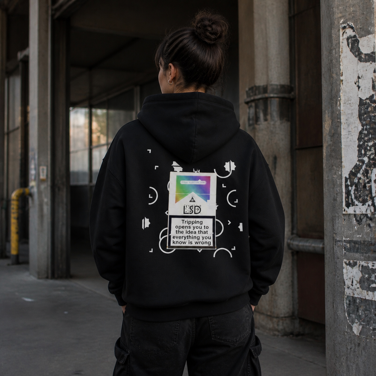 Pappe LSX Hoodie am weiblichen Model mit großem Backprint in Berliner Industrie-Kulisse – KI-generierte Darstellung