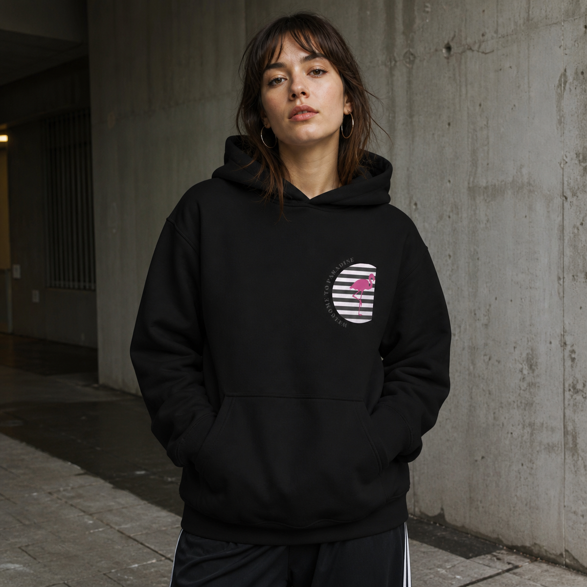 Paradise Flamingo Hoodie Damen Fit Check mit kleinem Flamingo Brustprint – KI-generierte Darstellung