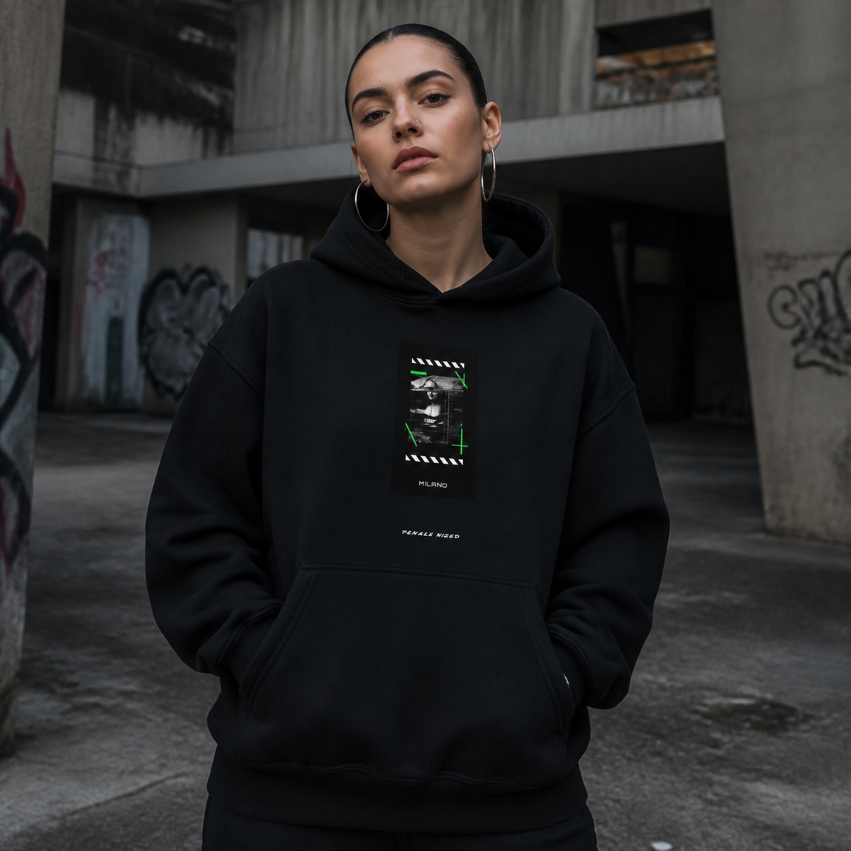 Penale Graphic Hoodie Damen Fit Check mit schmalem Frontprint in Berliner Kulisse – KI-generierte Darstellung