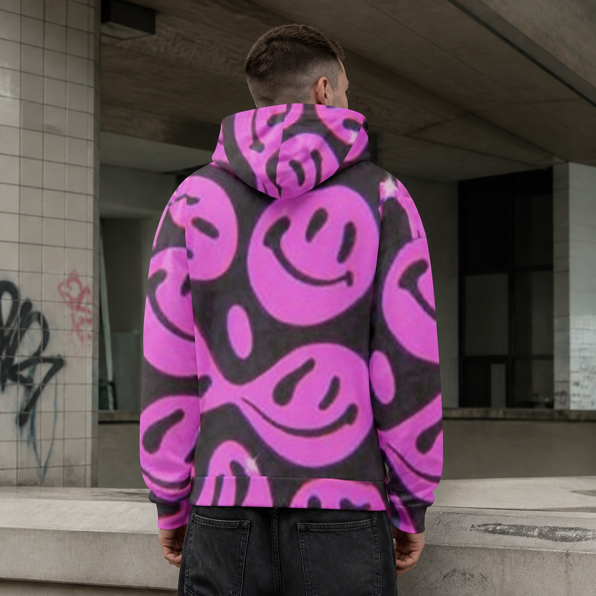 Per Graphic Hoodie Herren Rückenansicht mit pinkem Smiley Alloverprint – KI-generierte Darstellung