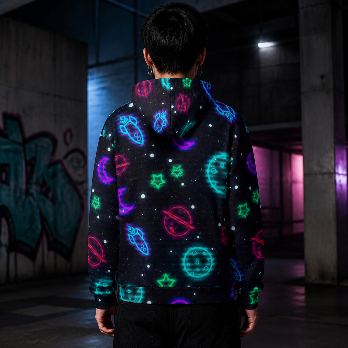 Planetik Graphic Hoodie Herren Rückenansicht mit Neon Weltraum Alloverprint – KI-generierte Darstellung