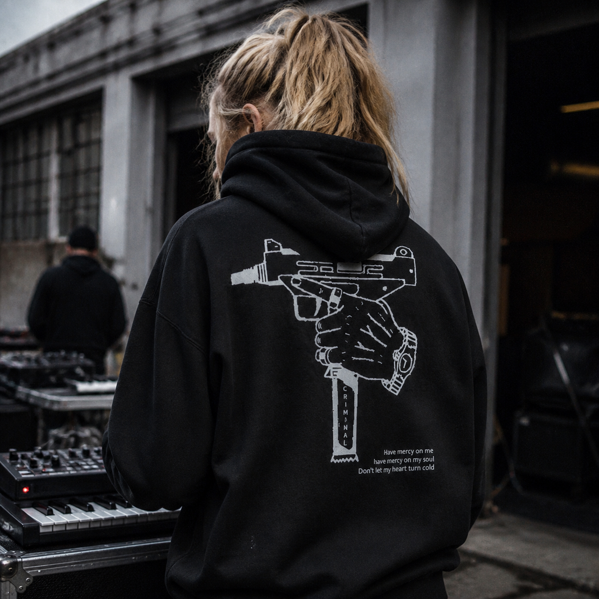 Pop Smoke Graphic Hoodie am weiblichen Model mit Backprint bei einer Berliner Musikproduktion – KI-generierte Darstellung