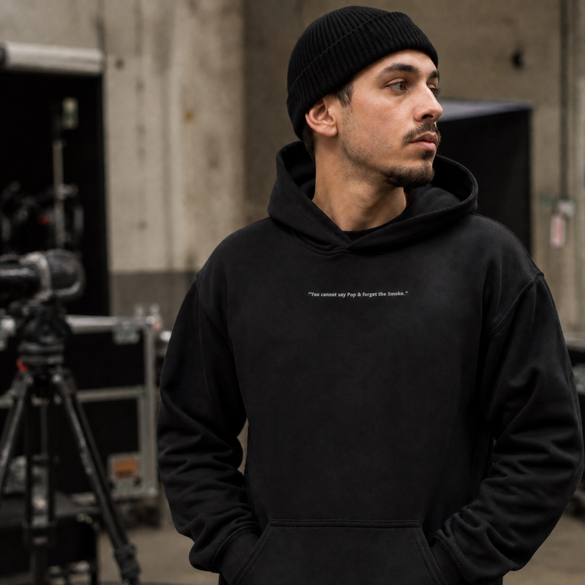 Pop Smoke Graphic Hoodie am männlichen Model mit Frontprint bei einer Berliner Videoproduktion – KI-generierte Darstellung
