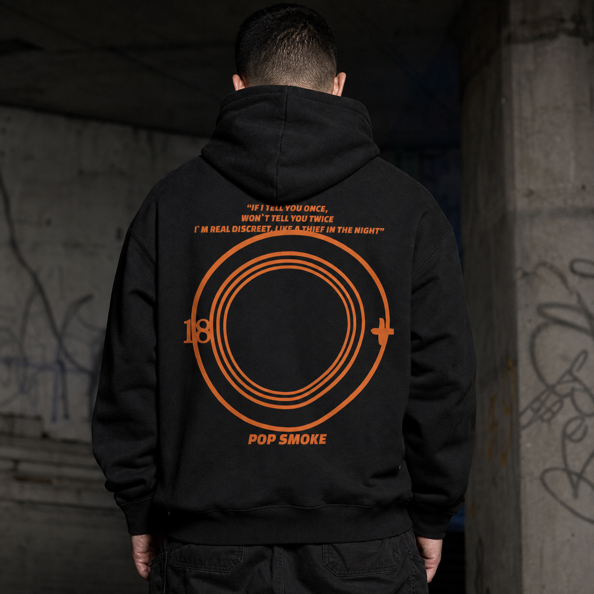 Pop Smoke Graphic Hoodie Herren Rückenansicht mit großem orangem Backprint – KI-generierte Darstellung