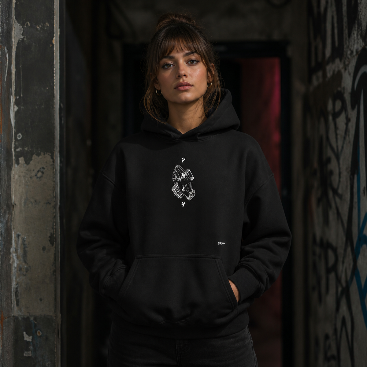 Pray Graphic Hoodie Damen Fit Check mit kleinem Hände Frontprint – KI-generierte Darstellung