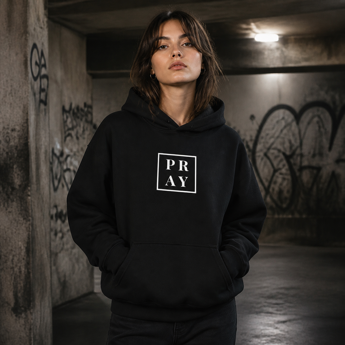 Pray Graphic Hoodie Design 2 Damen Fit Check mit gerahmtem Frontprint – KI-generierte Darstellung