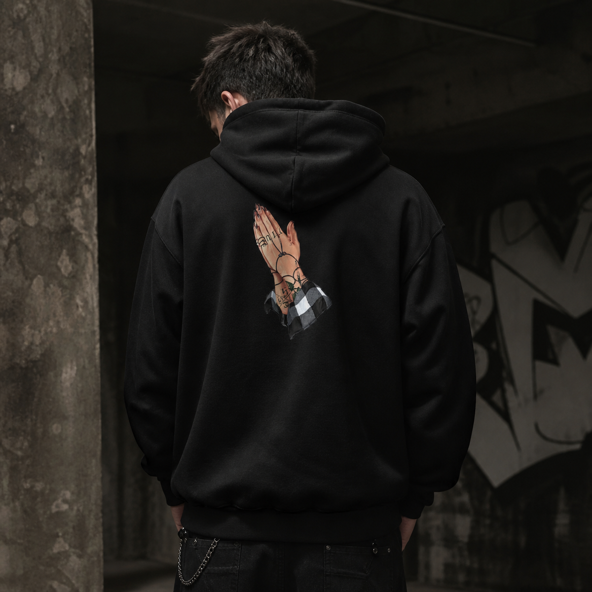 Pray Graphic Hoodie Design 2 Herren Rückenansicht mit betenden Händen – KI-generierte Darstellung