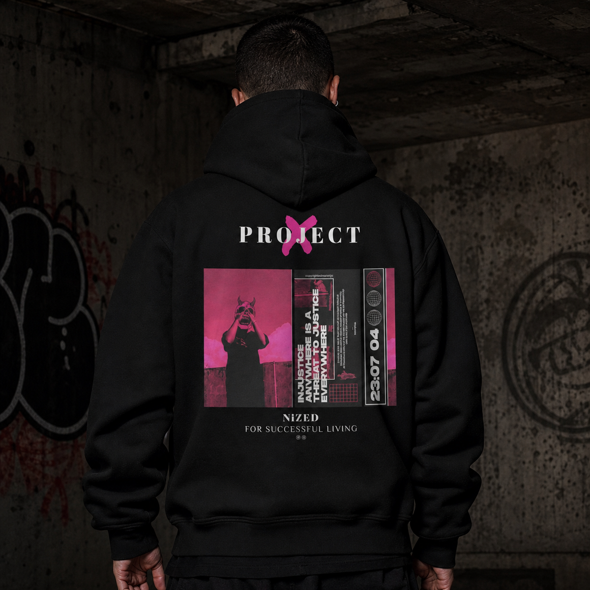 Project X Kapuzenpullover Herren Rückenansicht mit großem pinkem Editorial Backprint – KI-generierte Darstellung