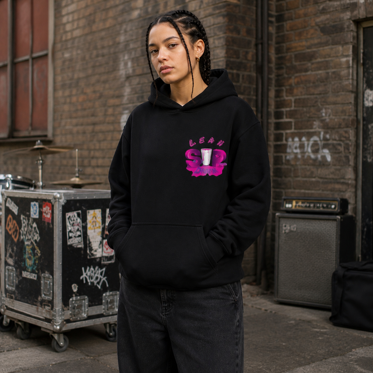 Purple Lean Drink Hoodie am weiblichen Model mit Frontprint im Berliner Proberaum-Hof – KI-generierte Darstellung
