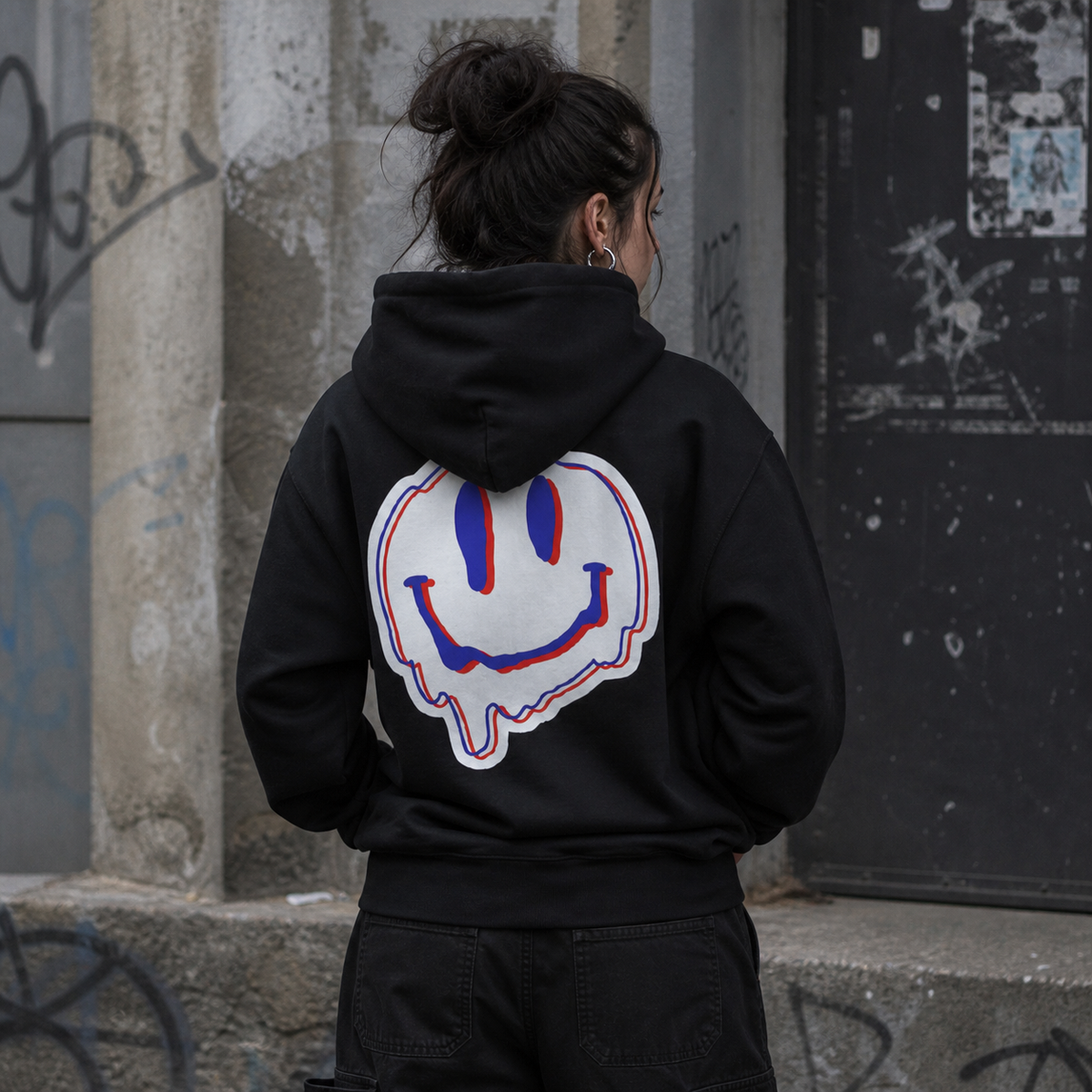 Rave Pulse Graphic Hoodie am weiblichen Model mit großem Backprint vor Berliner Graffiti – KI-generierte Darstellung