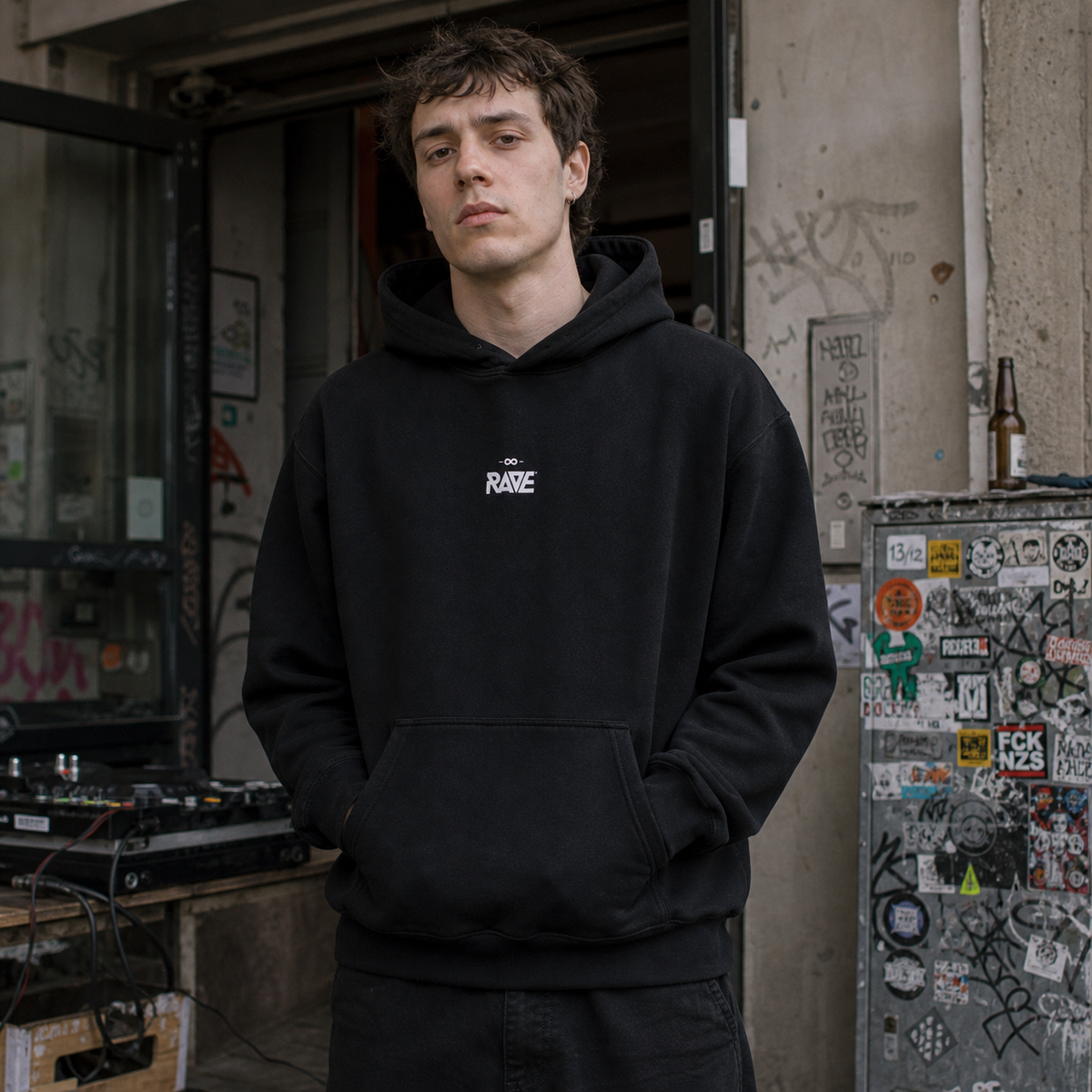 Rave Pulse Graphic Hoodie am männlichen Model mit Frontprint in Berliner Club-Kulisse – KI-generierte Darstellung