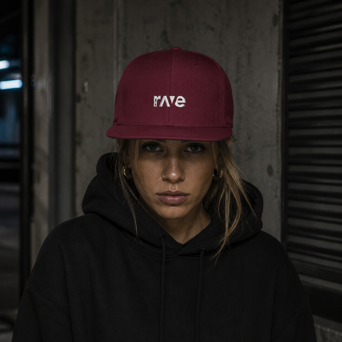 Snapback Statement Cap Cap an weiblichem Model – KI-generierte Darstellung