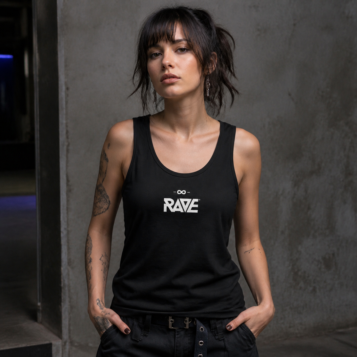 Rave Tank-Top Design - weibliches Model, Vorderansicht - KI-generierte Darstellung