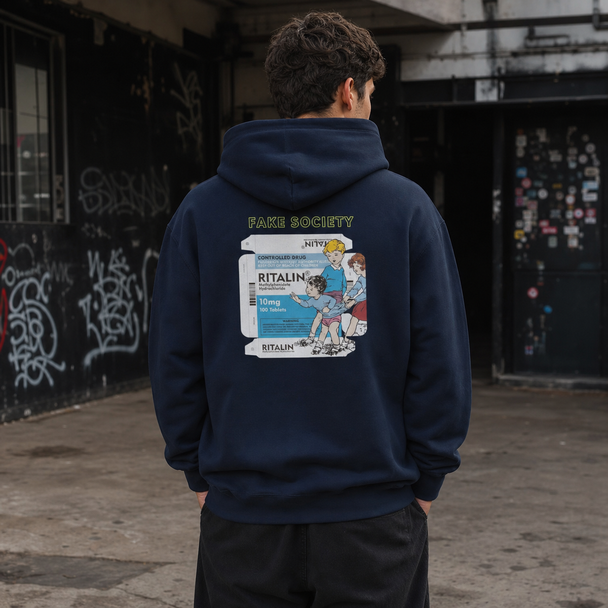 Ritalin x Fake Society Hoodie Herren Model Rückansicht Berlin – KI-generierte Darstellung
