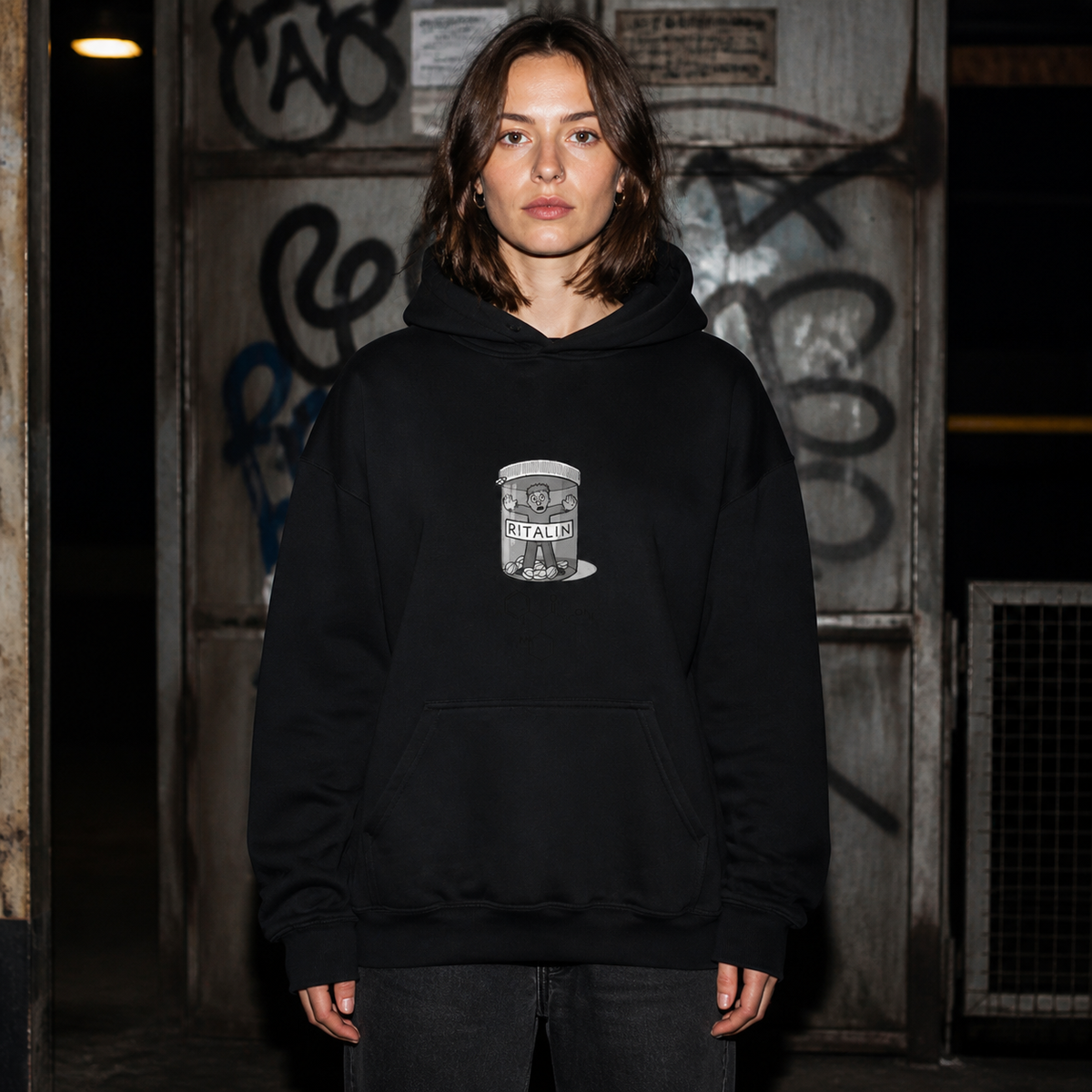 Ritalin Graphic Hoodie Damen Model Frontansicht Berlin – KI-generierte Darstellung