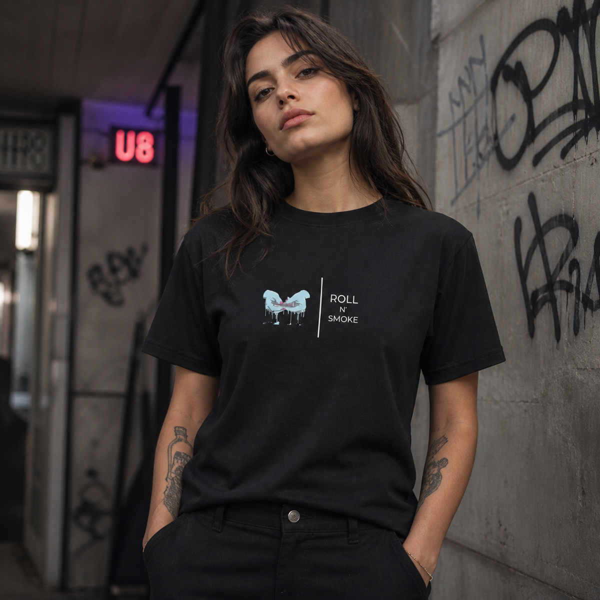 Roll Smoke T-Shirt schwarzes Streetwear Shirt am weiblichen Model, Frontprint – KI-generierte Darstellung
