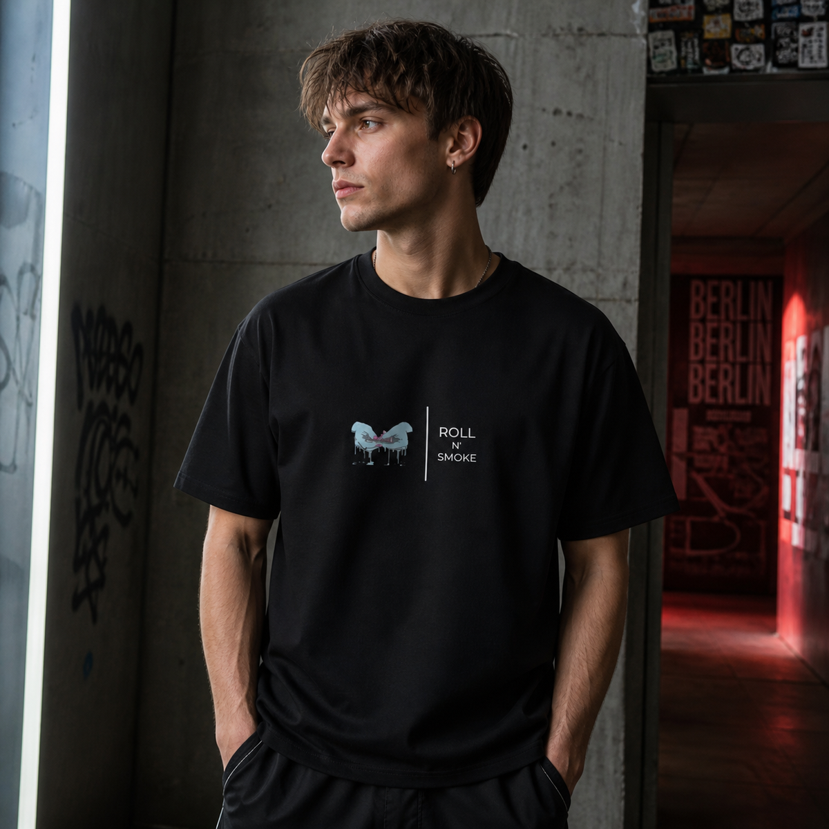 Roll Smoke T-Shirt schwarzes Streetwear Shirt am männlichen Model, Frontprint – KI-generierte Darstellung