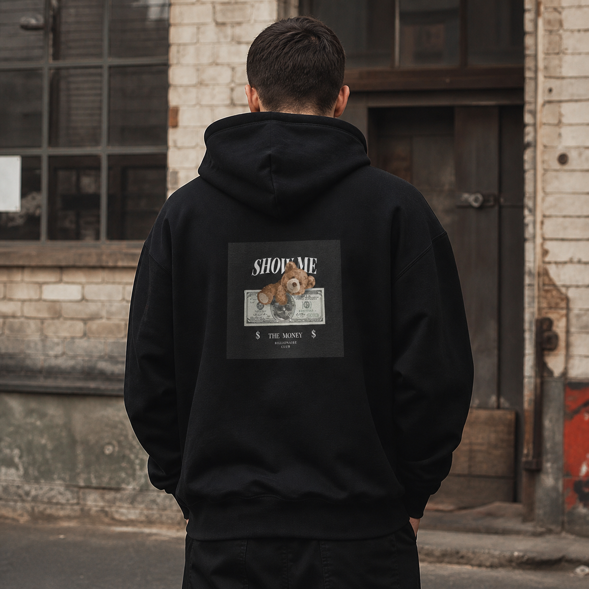 Show Money Graphic Hoodie Herren Model Rückansicht Berlin – KI-generierte Darstellung