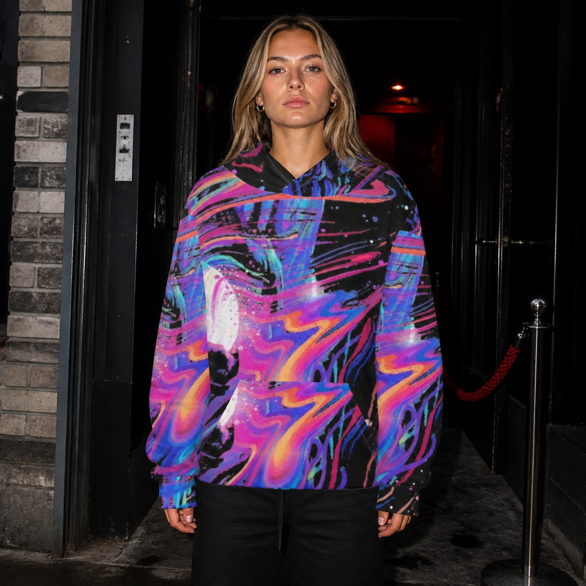 Show Out Allover Hoodie Damen Model Frontansicht Berlin – KI-generierte Darstellung