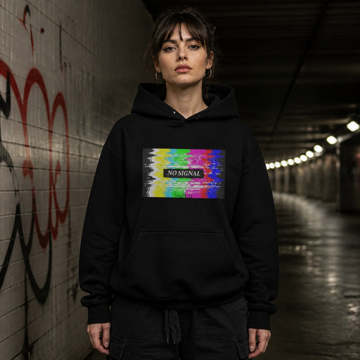 Signal Graphic Hoodie Damen Model Frontansicht Berlin – KI-generierte Darstellung