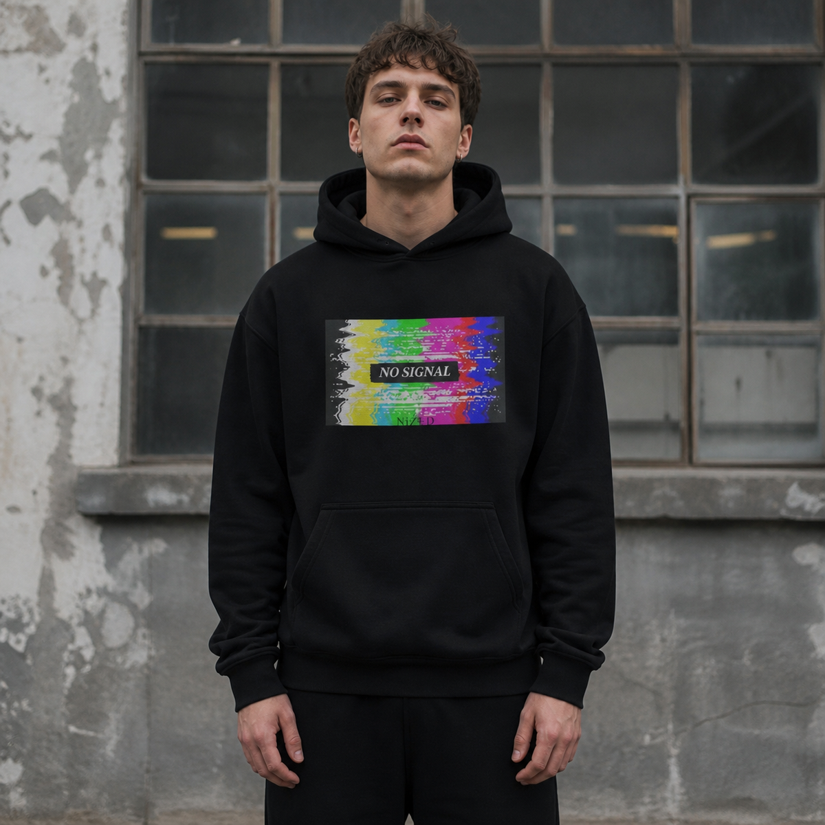 Signal Graphic Hoodie Herren Model Frontansicht Berlin – KI-generierte Darstellung