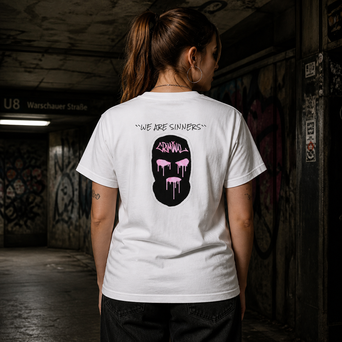Sinners Criminals T-Shirt weißes Streetwear Shirt am weiblichen Model, Rückenprint – KI-generierte Darstellung