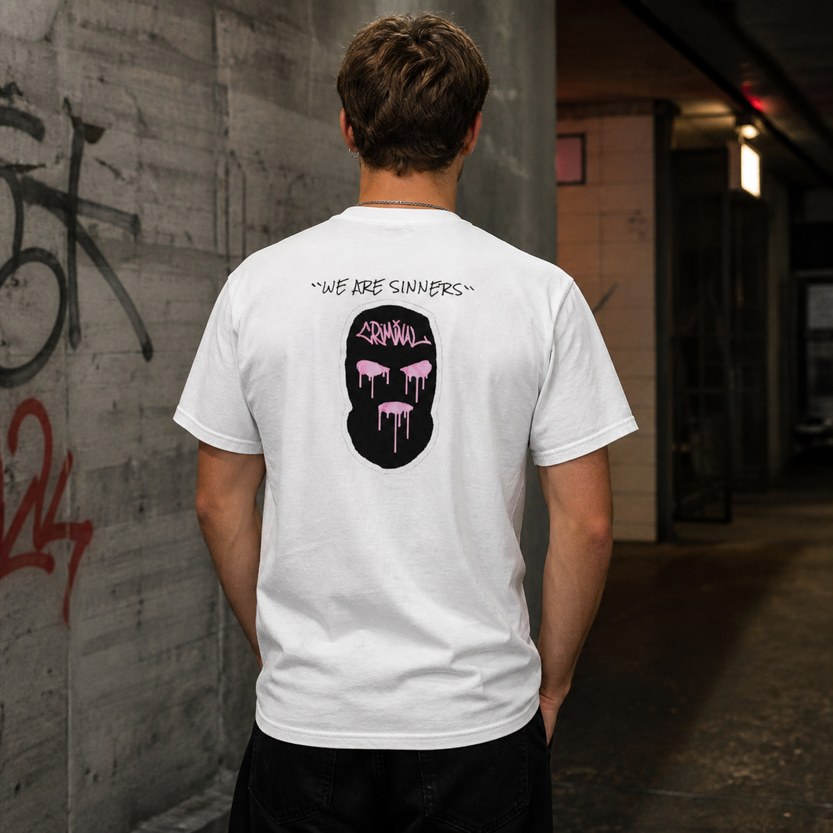 Sinners Criminals T-Shirt weißes Streetwear Shirt am männlichen Model, Rückenprint – KI-generierte Darstellung