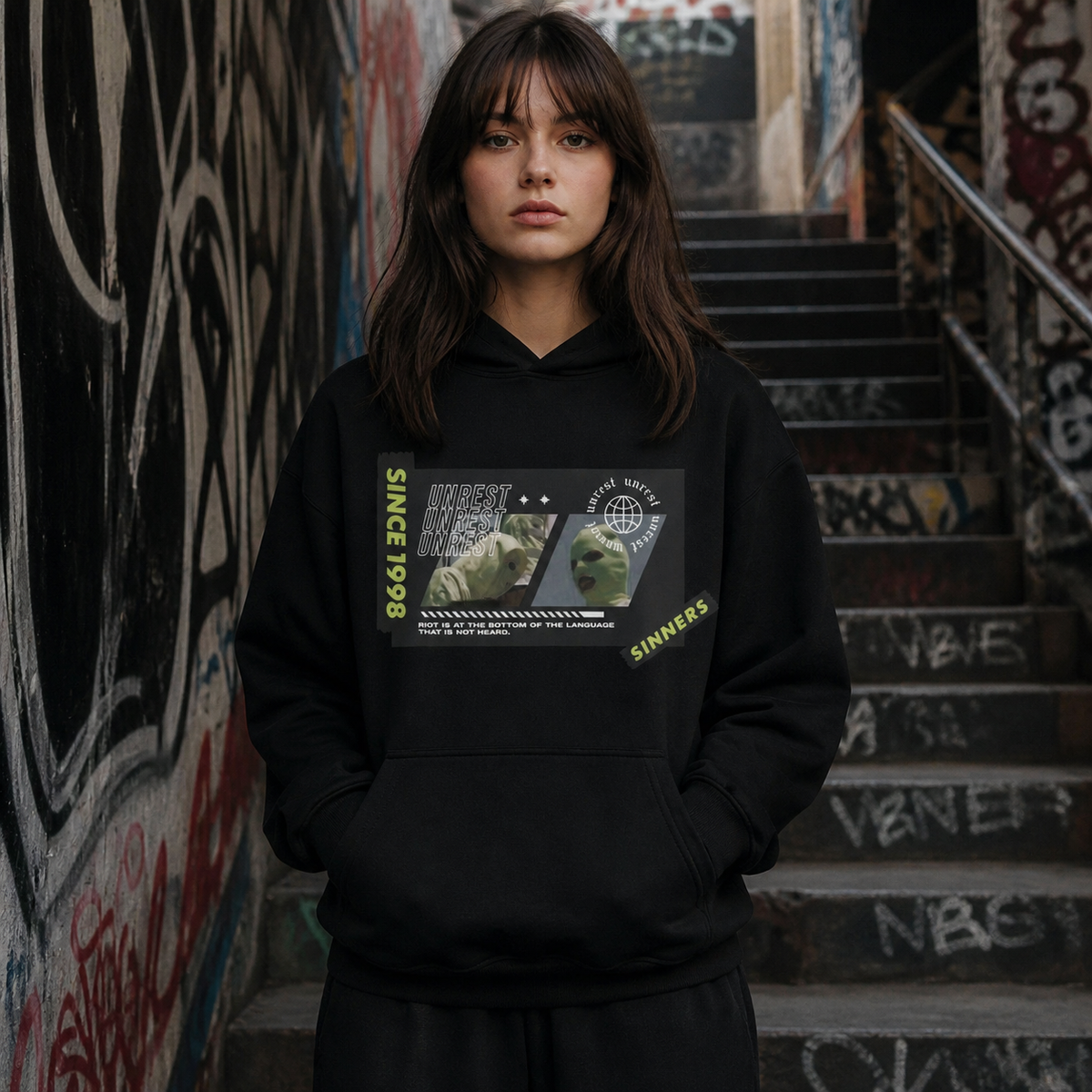 Sinners Graphic Hoodie Damen Model Frontansicht Berlin – KI-generierte Darstellung