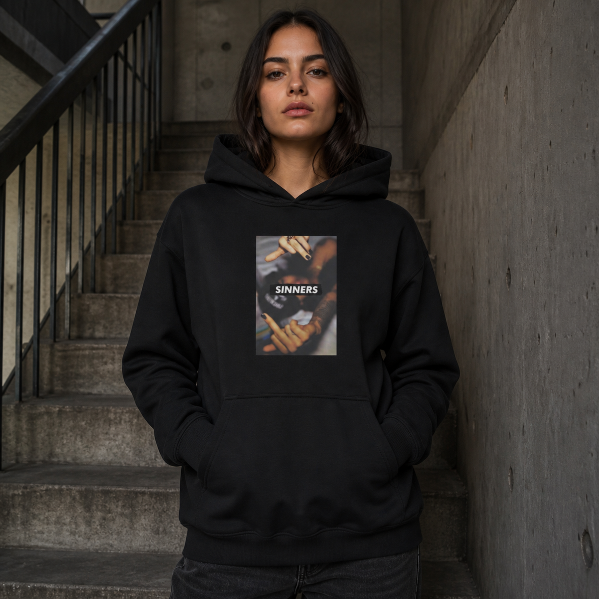 Sinners Graphic Hoodie Design 2 Damen Model Frontansicht Berlin – KI-generierte Darstellung