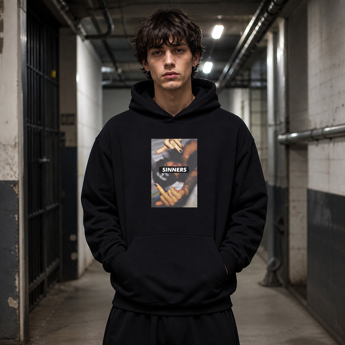 Sinners Graphic Hoodie Design 2 Herren Model Frontansicht Berlin – KI-generierte Darstellung