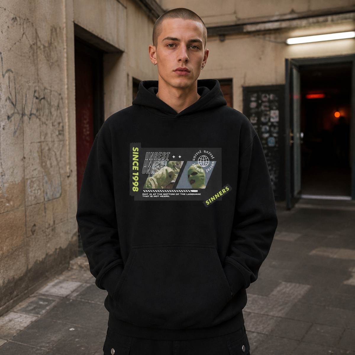 Sinners Graphic Hoodie Herren Model Frontansicht Berlin – KI-generierte Darstellung